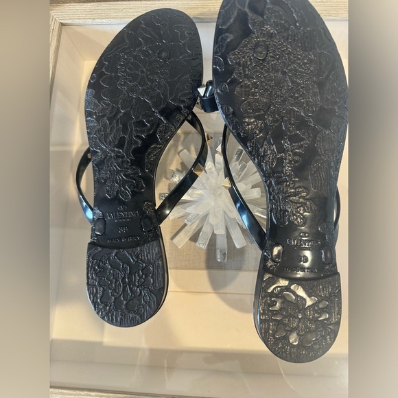 Authentic Valentino Rockstud Thong Sandals. Missing One Bow. Size 38 black. NWOT - Picture 4 of 7